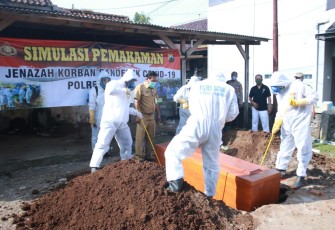 Anggota Polres Batang Dilatih Pemulasaraan Jenazah Pasien Covid-19