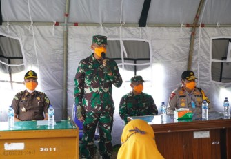 Danlanal saat mendampingi gubernur serahkan bantuan