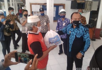 Wakil Wali Kota Tegal Secara Simbolis Serahkan Bantuan Paket Sembako Bagi Warga Terdampak
