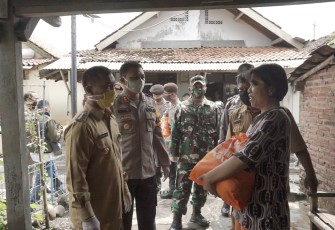 Tiga Pilar Bagikan Paket Sembako untuk Warga Batang
