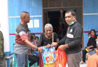 Alumni Pamong Praja Raja Ampat Bagikan Bantuan