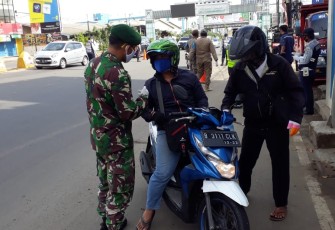 Anggota Koramil 06/KD Distribusikan Bantuan Dari Sicepat Syariah di Kalideres
