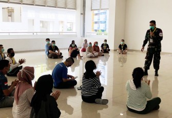 Tenaga Medis RSD Wisma Atlet Lakukan Olahraga dan Game