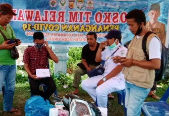 Pihak Desa Suka Jaya Kuala Baru Aceh Singkil bersama personil lainnya saat berada di Posko Penangan Covid-19 desa setempat.