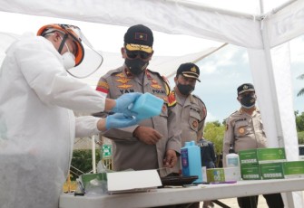 Wakapolda Kepri Brigjen Pol Drs H Yan Fitri Halimansyah MH saat meninjau Drive Thru Screening Rapid Test di RS Bhayangkara Polda Kepri