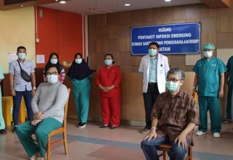 Dua pasien positif Covid-19 (duduk dikursi) yang dinyatakan sembuh oleh RSBP Batam