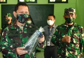 Danrem 074/Warastratama Brigjen Inf. Rafael Granada Baay (kiri) saat meninjau proses produksi face shield di bengkel kendaraan tempur Markas Detasemen Peralatan IV/4 Surakarta.