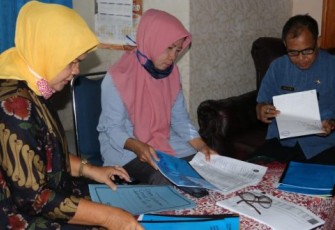 Camat  Selebar Kota Bengkulu Sehmi Mendata Ulang Warga 