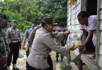 Kapolres Batanghari saat Bagikan Paket Sembako kepada Warga Kurang Mampu