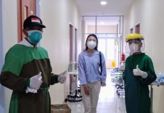 Salah seorang PDP Covid-19 RSUD Embung Fatimah bersiap pulang setelah dinyatakan sehat