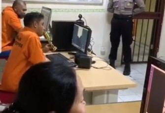 Tahanan Polda Kepri mengobrol lewat kepada keluarganya melalui Program Besuk Online dari Dit Tahti Polda Kepri