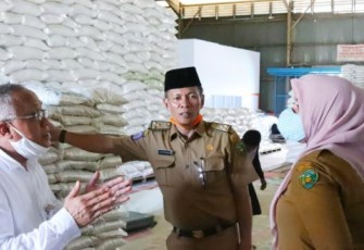 Plt Kepala Dinsos Kota Bengkulu Alex Periansyah Melakukan Peninjauan Guna Memastikan Persiapan Bantuan Pangan Sesuai Dengan Target dan Harapan