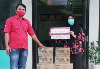 Anggota DPRK Aceh Singkil dari Partai PDI P menyerahkan asupan makanan tambahan kepada pihak UPTD Puskesmas Danau Paris.