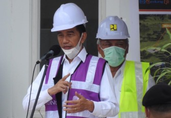 Presiden RI Ir. H. Joko Widodo saat berpidato di depan para pejabat yang hadir dalam kunjungan ke RS Khusus Penanganan Covid-19 di Pulau Galang Kota Batam Kepri