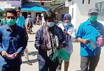 Fraksi PAN DPRD SBB bagi 1000 masker dan semprot disinfektan di pelabuhan Tahoku Malteng