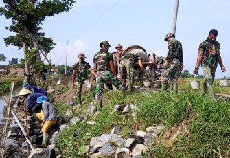 Tentara Masih Terus Berkutat Dengan Air Berlumpur