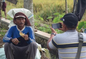Totalitas Anggota Tim Jurnalistik TMMD Reguler Pekalongan di Desa Pantirejo