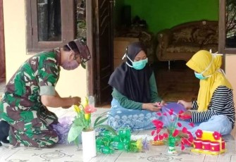 Plastik Asyik Juga Dilatihkan Door to Door di Lokasi TMMD Reguler Pekalongan
