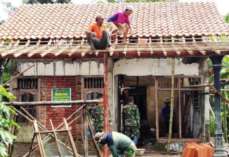 Rehab Rumah Suwarni Hari Ke-19 TMMD Reguler Pekalongan Naik Genteng