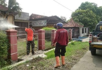 Penyemprotan lingkungan cegah penyebaran covid-19