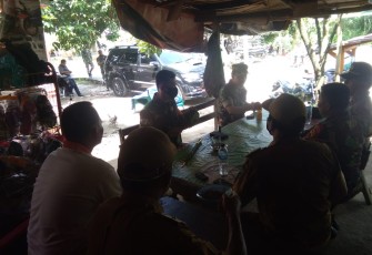 Dandim 0207/LB Letnan Kolonel Inf Frans Kishin Panjaitan SAP MPM Ngopi di Lokasi TMMD 