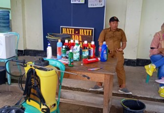 Desa Pajar Bulan Semprotkan Disinfektan ke Rumah Warga 