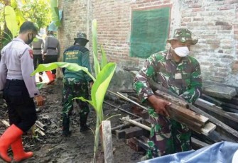 TNI dan Polri Pekalongan Bersih-Bersih Material Sisa Rehab Rumah Puji Astuti