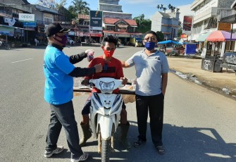 Rahmadi Center Bagikan Ribuan Masker Kain Pada Pengendara 