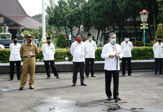 Bupati Haryanto memberikan sambutan dalam pemberian bantuan kepada masyarakat