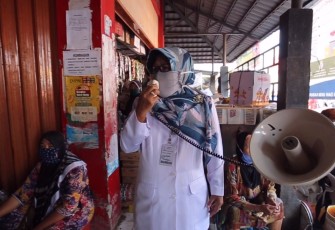 Ketua Gugus Tugas Covid-19 Pemkab Tegal Imbau Warga Pasar Kemantran Patuhi Protokol Kesehatan