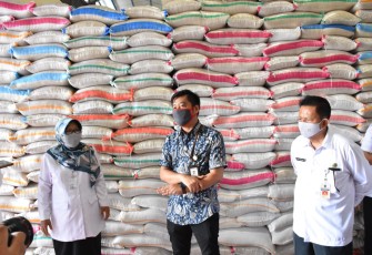 Pemkab Tegal Siapkan Bantuan 4.180 Ton Beras Program Jaring Pengaman Sosial untuk Tiga Bulan ke Depan