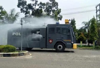 Polres Batang Hari Semprotkan Disinfektan
