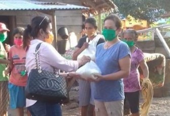 Lusya Setitit Bagi Sembako Bagi Para Janda