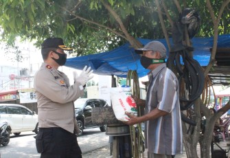 Waka Polres Labuhanbatu Kompol Muhd Taufik SE MH Bagikan Sembako Pada Pedagang di Seputaran Jalan Rantauprapat