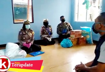 Kasatlantas Polresta Barelang Kompol Yunita Stevany S.I.K M.Si didampingi Wakasat Lantas Polresta Barelang AKP Cut Putri Amelia S.I.K dan Kanit Laka Iptu Fredyando saat berbincang bersama keluarga Korban Lakalantas di Perumahan Dam Duriangkang