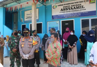 Wakapolda Kepri Brigjen Pol Drs H Yan Fitri Halimansyah MH saat berada di panti asuhan Assyaamil menyerahkan bantuan sembako