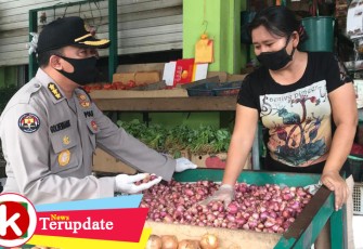 Kabid Humas Polda Kepri Kombes Pol Harry Goldenhardt S S.IK M.Si saat berbincang dengan salah satu pedagang di Pasar Mega Legenda Batam Center Kota Batam