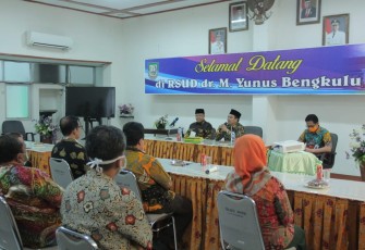 Direktur Rumah Sakit Umum Daerah (RSUD) dr. M. Yunus (RSMY) Bengkulu Zulkimaulub Ritonga saat rapat