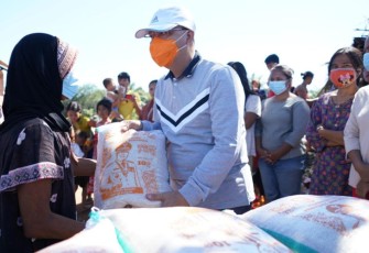 Gubernur Bengkulu Rohidin Mersyah saat berikan beras ke salah seorang pedagang di Kota Bengkulu