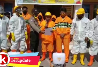 Kepala Desa Pasar Singkil Yusrin bersama Babinkamtibmas perangkat tokoh masyarakat, dan Tim relawan desa saat hendak melakukan penyemprotan disinfektan.