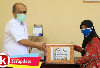 Wakil Kepala BP Batam Purwiyanto saat menyerahkan bingkisan Ramadhan kepada salah satu guru TK BKDI