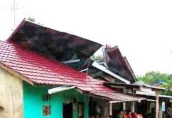 Atap seng rumah warga di Aceh Singkil yang rusak dihantam angin kencang.