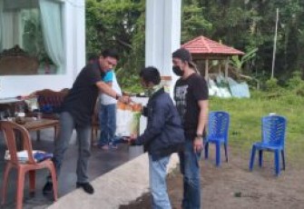 Jemmy Ringkuang Berikan Bantuan Sembako Kepada Wartawan Biro Bitung