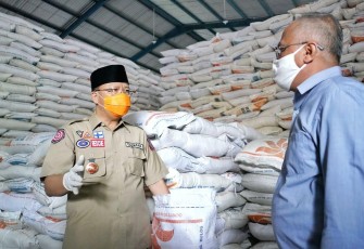 Gubernur Bengkulu Rohidin Mersyah saat meninjau Gudang Bulog