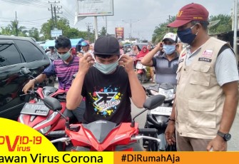 Pihak BFLF Aceh Singkil saat membagikan masker kepada para pengguna jalan di Rimo Kecamatan Gunung Meriah Aceh Singkil.
