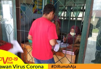 Pihak Disdukcapil Aceh Singkil saat melayani masyarakat dengan pelayanan berjarak.