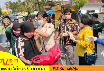 Kodim 0209/LB Berikan Masker ke Warga