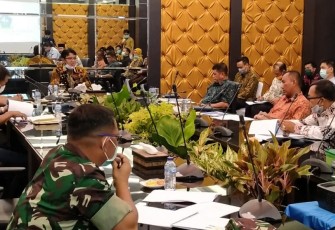 Bupati Bintan saat gelar rapat
