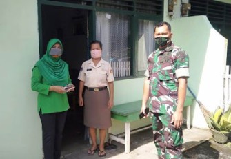 Dandim dan Ketua Persit KCK Cab. LXII Dim 1310 Bitung Bagi-Bagi Masker