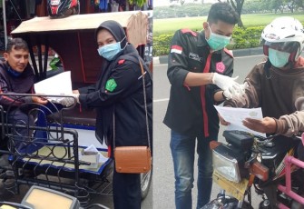 Mahasiswa Fakultas Kesehatan masyarakat prodi Kesmas dan K3 Sedang Membagikan Hand Sanitizer kepada para Pengguna Jalan Untuk mencegah Antisipasi Covid-19